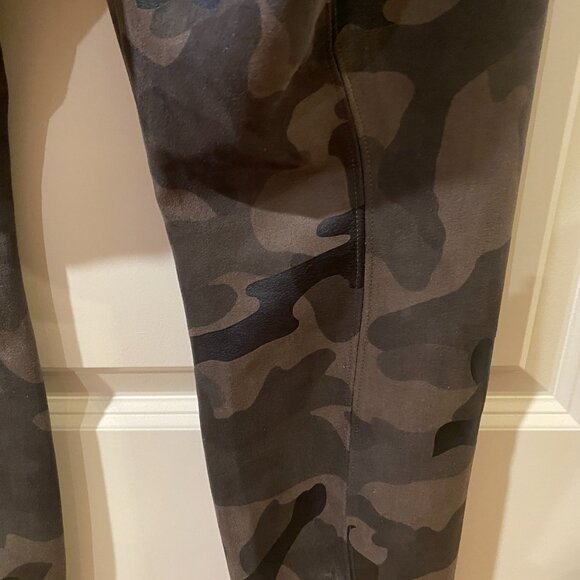 WHBM Camo Print Runway Legging Size 12L - Picture 12 of 13